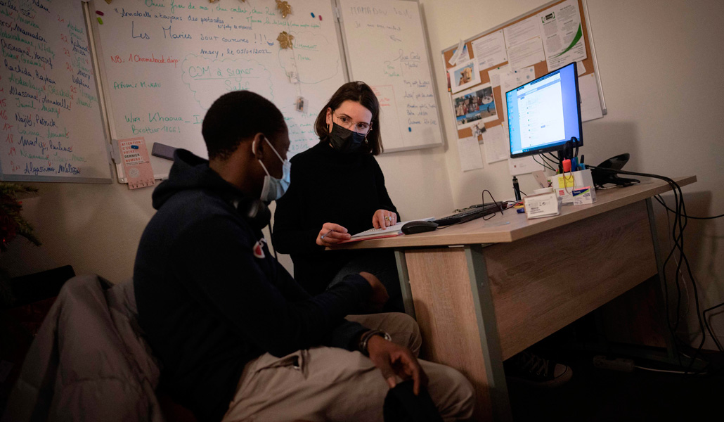 Un joven migrante recibe ayuda en Nantes con los trámites administrativos