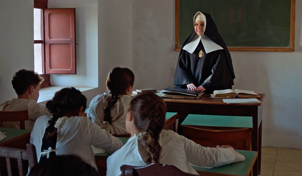 La madre Petra (Mariam Arahuetes) da clase a unos niños en un fotograma del filme