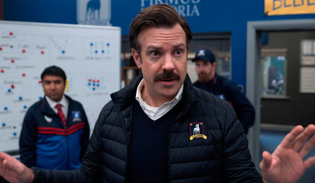 Una escena de 'Ted Lasso (Jason Sudeikis) es contratado para entrenar al equipo de fútbol americano AFC Richmond'