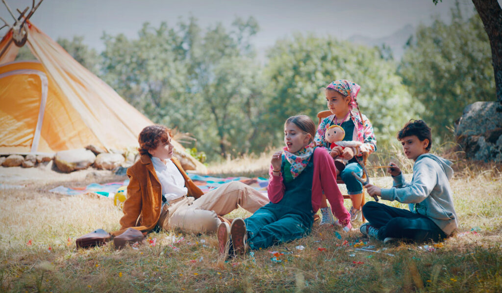 Los niños encierran a sus padres en la casa a la que han ido de vacaciones, esperando su reconciliación