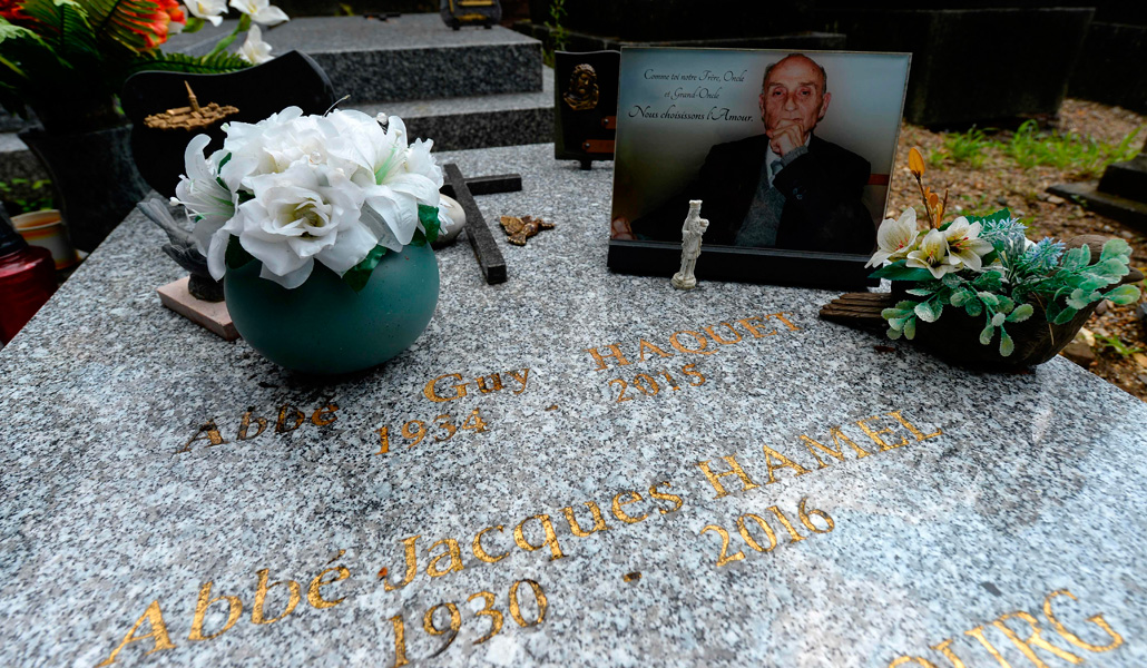 Tumba del padre Jacquel Hamel, en el cementerio de la basílica de Bonsecours en Rouen (Francia)