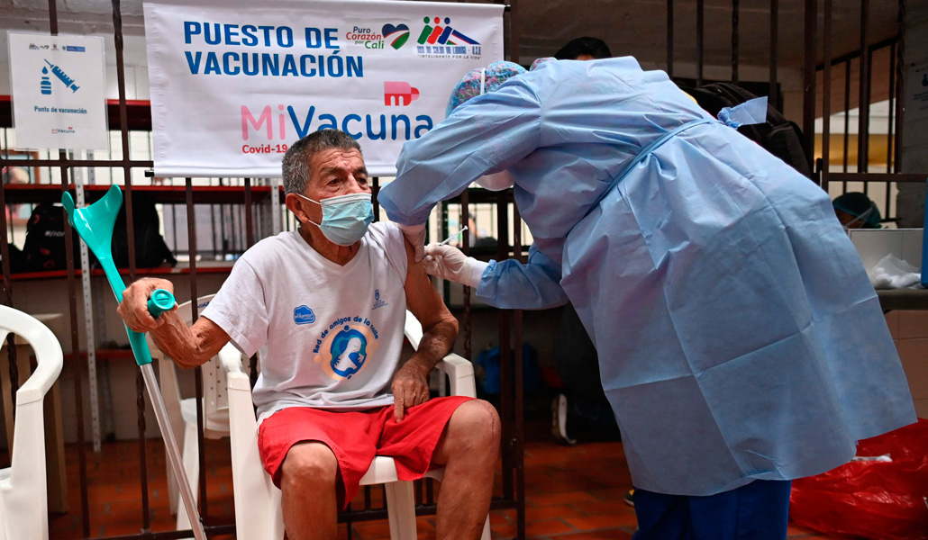 Un hombre sin hogar recibe la vacuna contra la COVID-19 en Cali (Colombia)