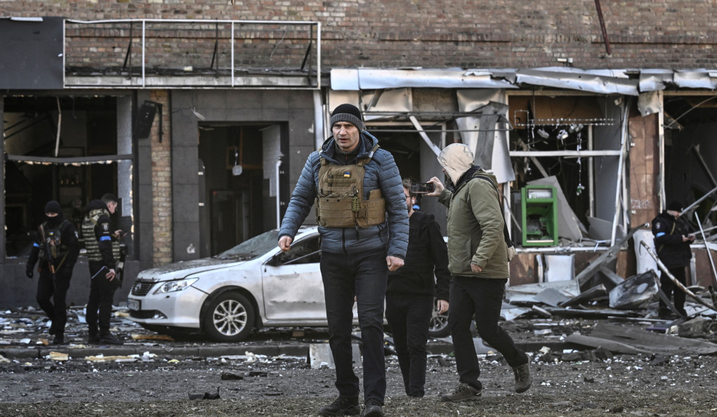 El alcalde de Kiev comprobando los efectos de las bombas rusas en la ciudad
