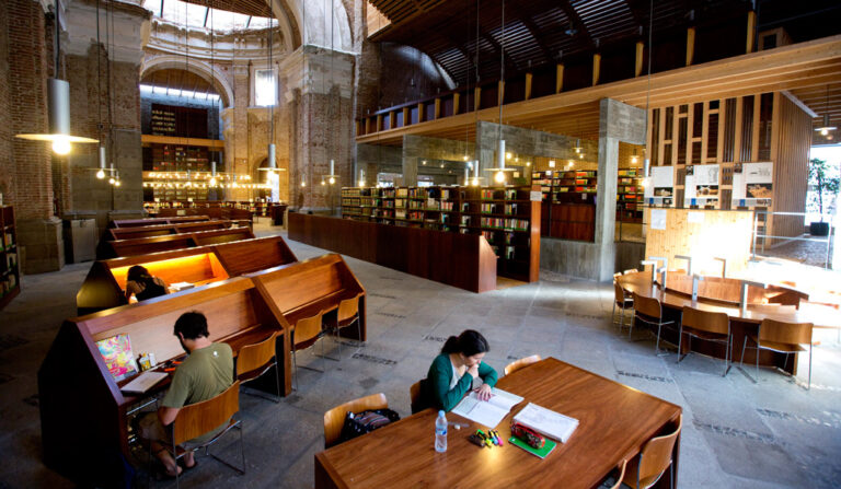 Biblioteca de la UNED, en el barrio de Lavapiés (Madrid)
