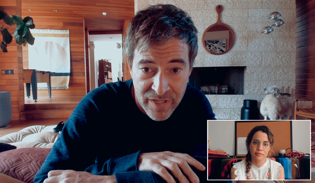 Adam (Mark Duplass) y 'Cariño' (Natalie Morales) durante una de sus clases 'online'.