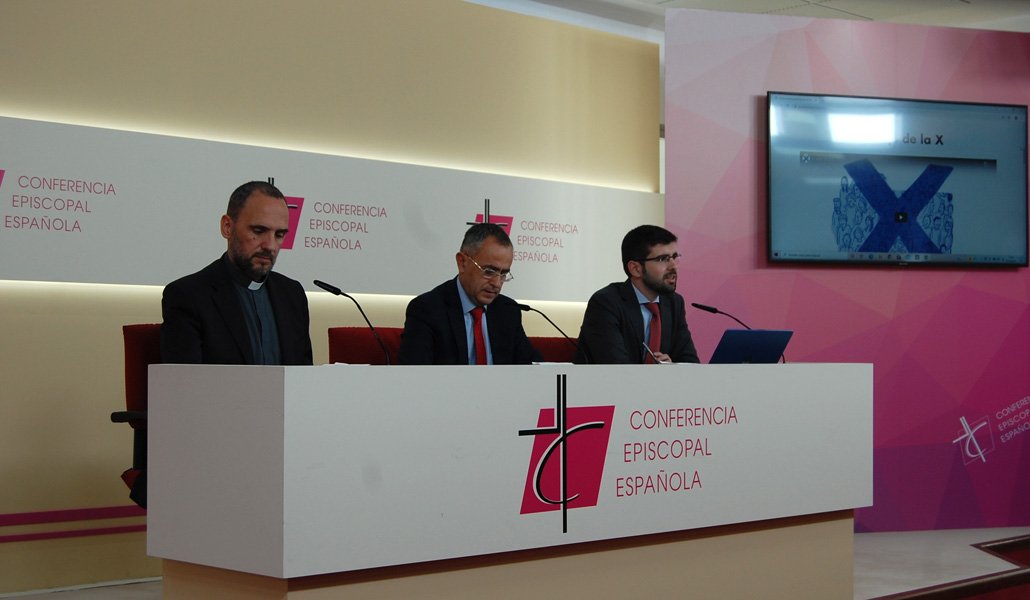 El vicesecretario de Asuntos Económicos de la CEE, Fernando Giménez Barriocanal, y el director del Secretariado para el Sostenimiento de la Iglesia, José María Albalad, presentan los datos de la asignación tributaria