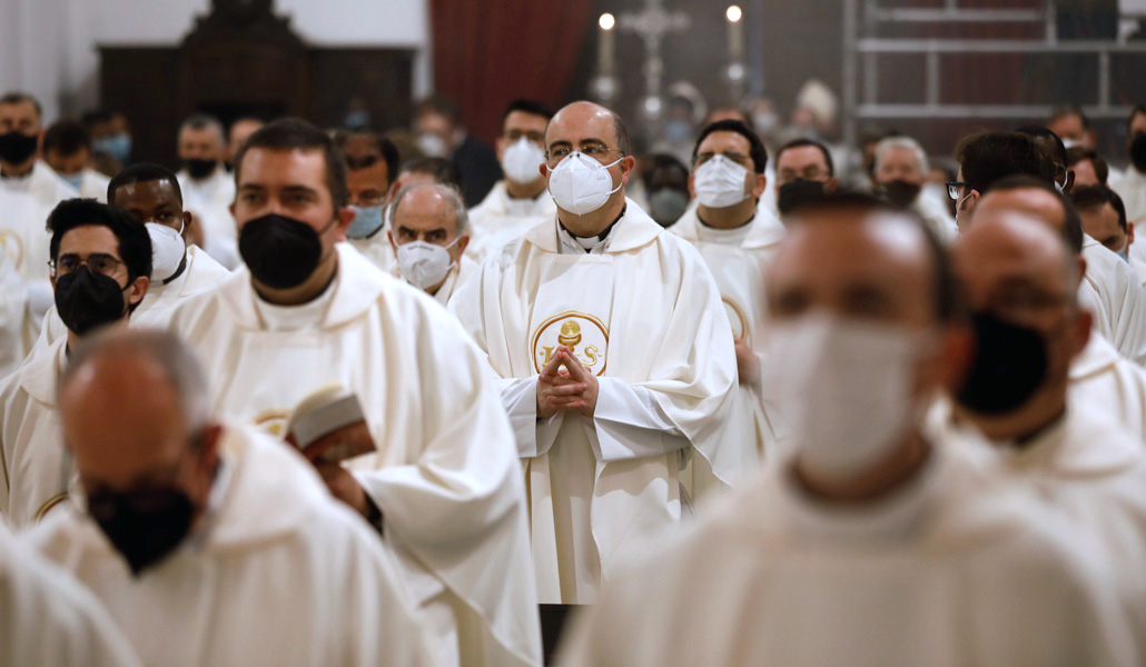 Un grupo de sacerdotes participan en la eucaristía en la basílica de san Juan de Ávila, en Montilla, Córdoba, el 10 de mayo de 2021, en la festividad de San Juan de Ávila