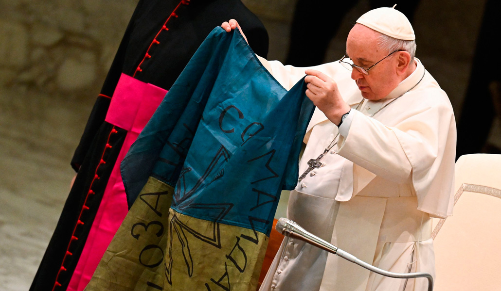 Francisco exhibe una bandera de Ucrania
