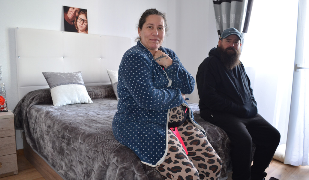 Rocío y Jesús en su casa de Leganés, que están amueblando poco a poco