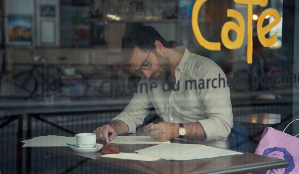 Jonas (Grégory Montel) se refugia en el bar de Mathieu para escribir una carta de despedida a Léa