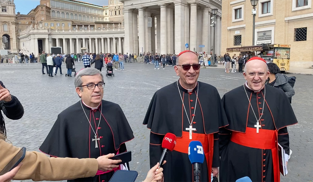 Argüello, Omella y Osoro en la plaza de San Pedro tras reunirse con el Papa