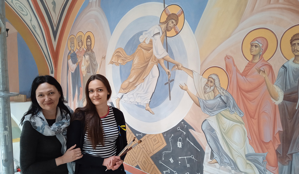 Elena y Lucy, junto al mural de la Resurrección en la catedral ortodoxa de Santa María Magdalena, en Madrid