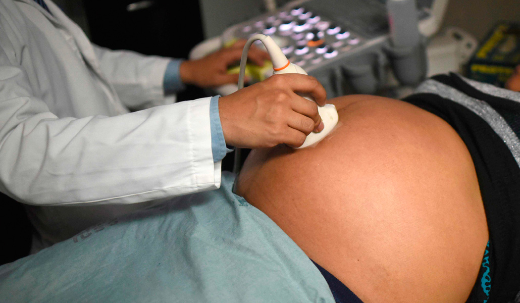 Los contratos establecen los controles médicos a los que se someterá la gestante