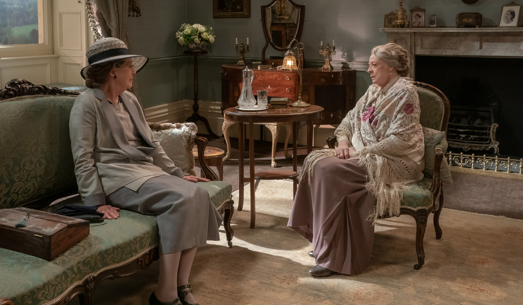 Penelope Wilton (Isobel Meton) y Maggie Smith (Violet Grantham) en un fotograma de la película