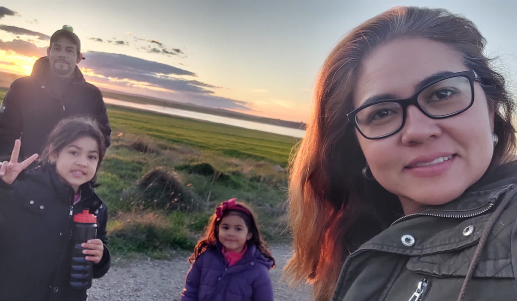Edgardo Josué Juarez y su familia en la laguna de Gallocanta, muy cerca de donde viven ahora
