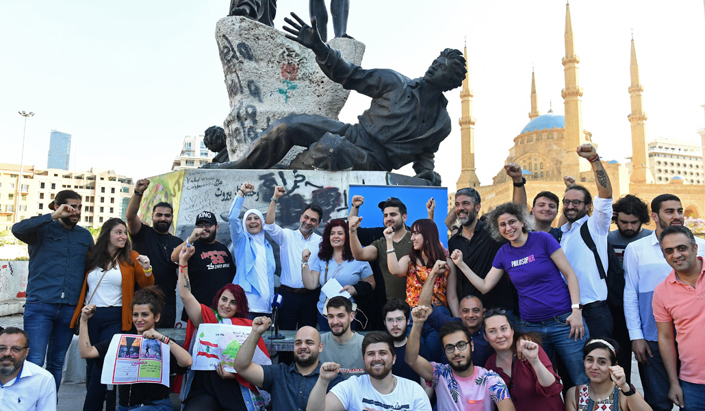 El independiente Ibrahim Mneimneh (sexto en la fila trasera) celebra en Beirut haber logrado un escaño