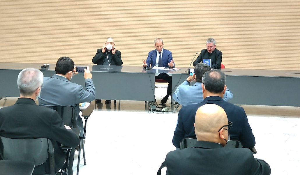 Presentación del libro entrevista sobre la nueva constitución apostólica de reforma de la Curia
