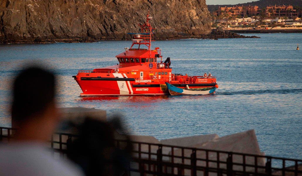 Un buque de Salvamento Marítimo en el muelle de Los Cristianos (Tenerife)