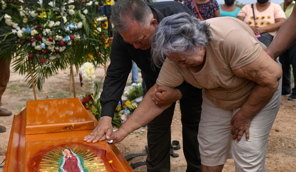 Los padres de Yesenia Mollinedo durante su entierro en Veracruz el 11 de mayo