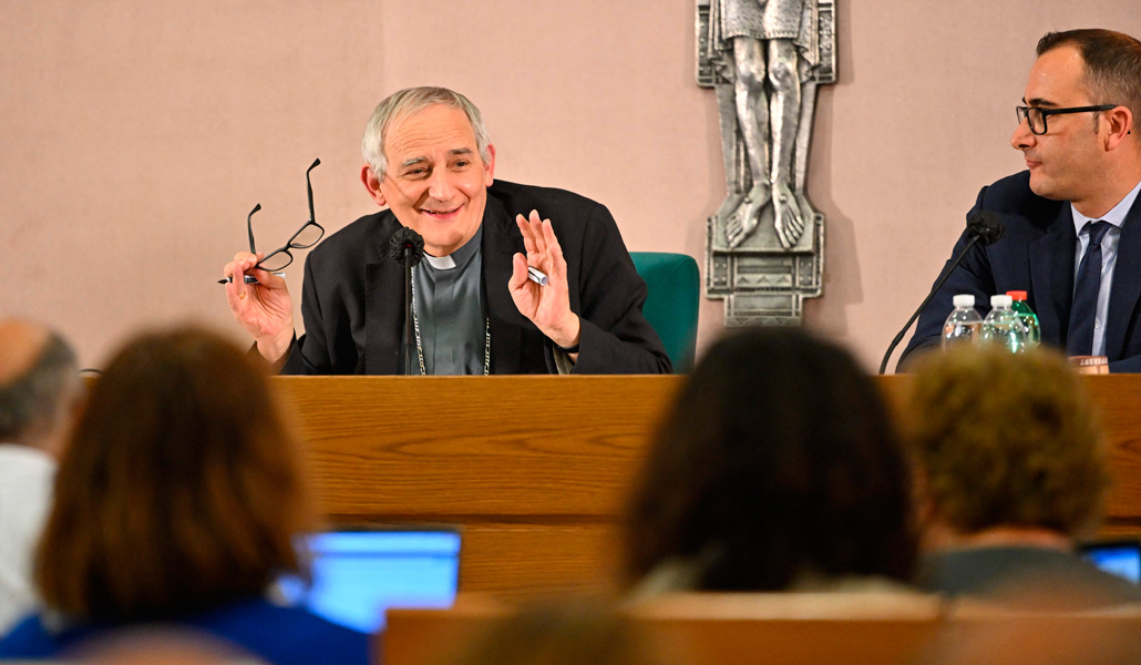 Zuppi durante su primera rueda de prensa como presidente de la CEI