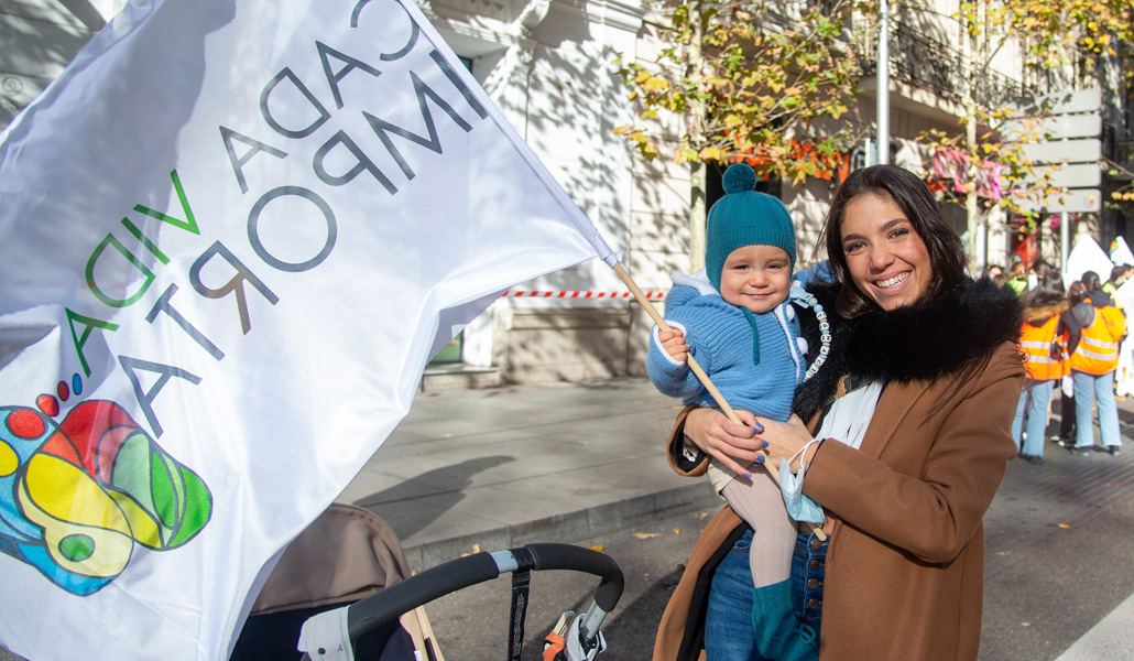 Una mujer con su hija en la manifestación 'Cada vida importa', el 28 de noviembre en Madrid