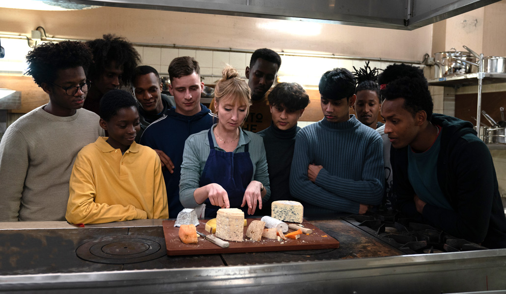 Cathy Marie (Audrey Lamy) con sus alumnos, durante una clase de cocina en el centro de menores
