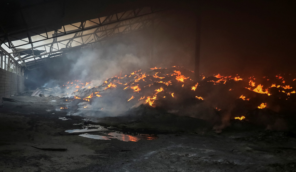 Grano quemándose en un silo bombardeado por Rusia en Donetsk, el 31 de mayo