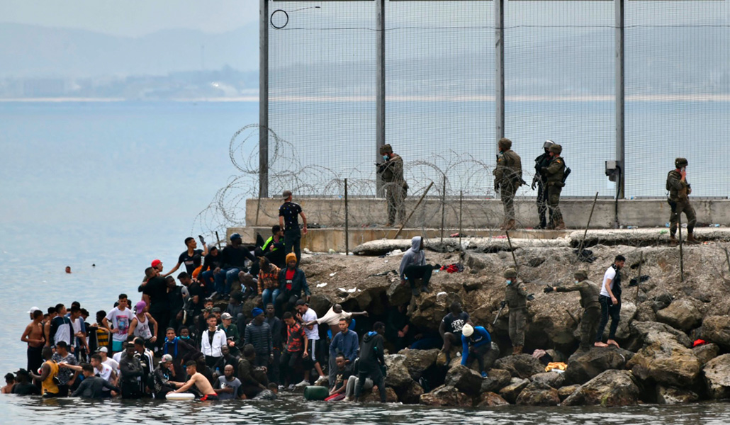 Multitud de migrantes en la valla fronteriza de Ceuta el 18 de mayo de 2021