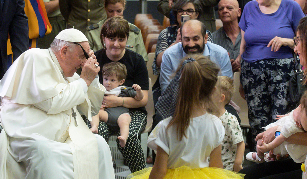 El Papa con familias durante su encuentro con los Militares Granaderos de Cerdeña, el 11 de junio