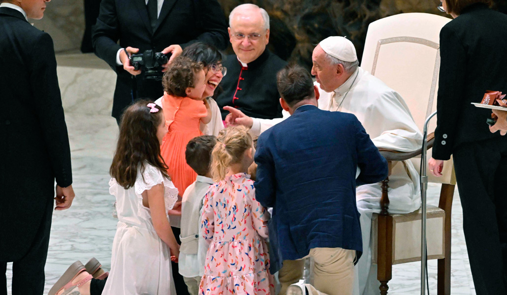 El Papa bendice a una de las nuevas familias misioneras