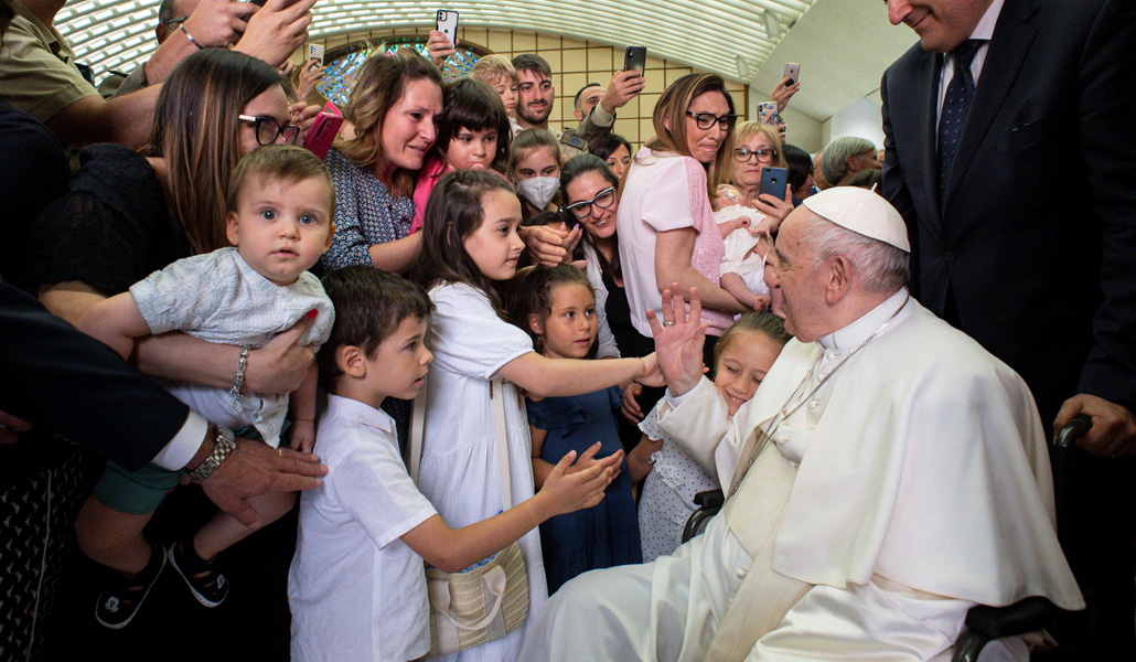El Papa saluda a familias de militares granaderos de Cerdeña