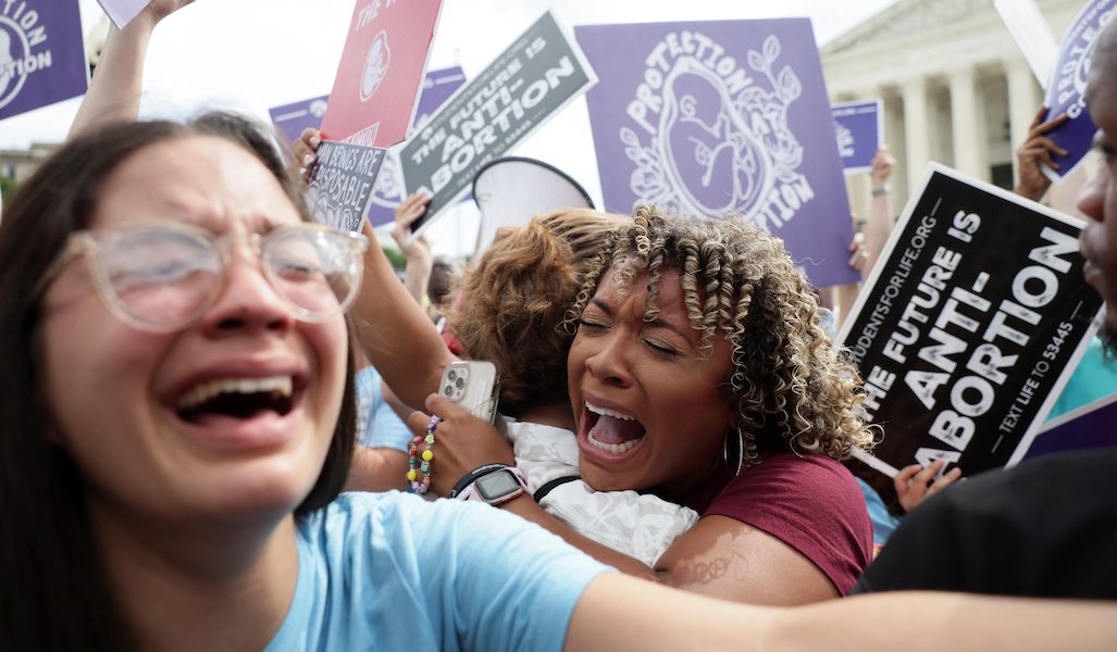 Un grupo de manifestantes provida celebran el fallo del Supremo