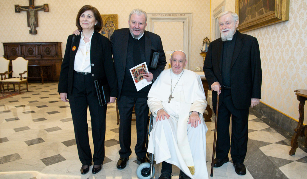 Francisco con Kiko Argüello, el padre Mario y Ascensión Romero