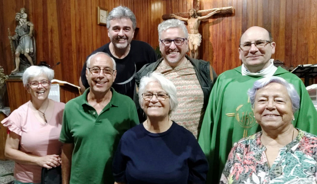 Isabel, de rosa, junto a su grupo de Acción Católica en la parroquia de San Cristóbal de La Laguna (Tenerife)