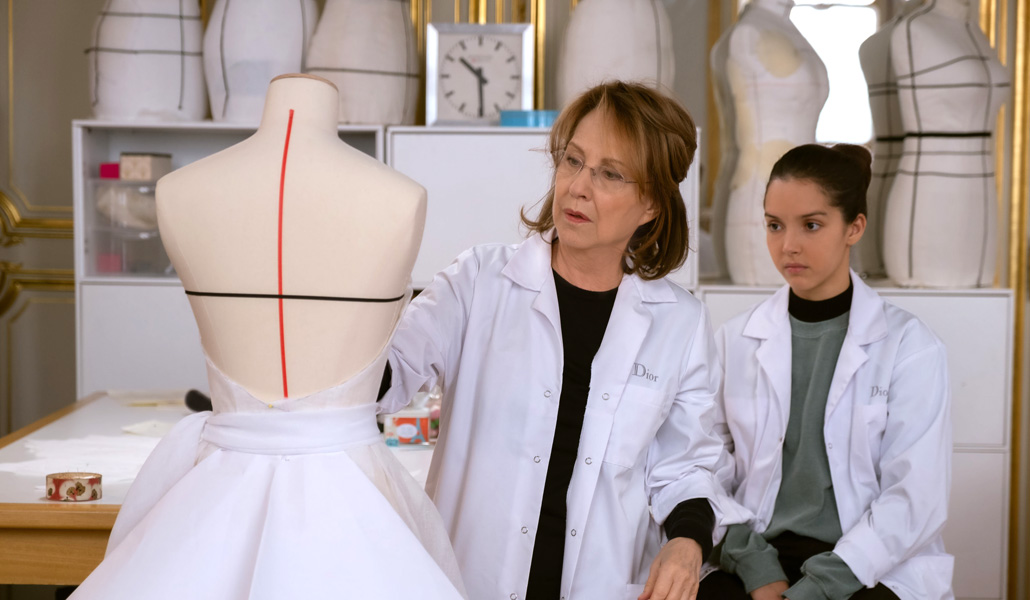 Esther (Nathalia Baye) enseña a Jade (Lyna Khourdri) el arte de la alta costura
