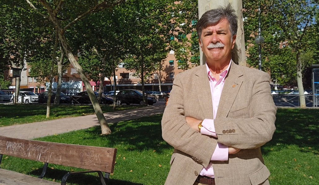 Javier Urra posa tras la entrevista cerca de la clínica que dirige en Madrid
