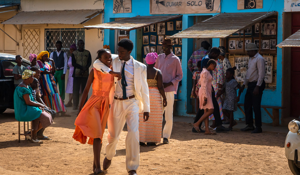 Samba Touré (Stéphane Bak) junto a su novia, Lara (Alice Da Luz), en 'Mali Twist'
