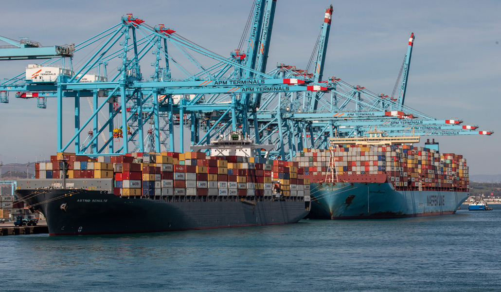 Embarcaciones de mercancías descargan en el puerto de Algeciras