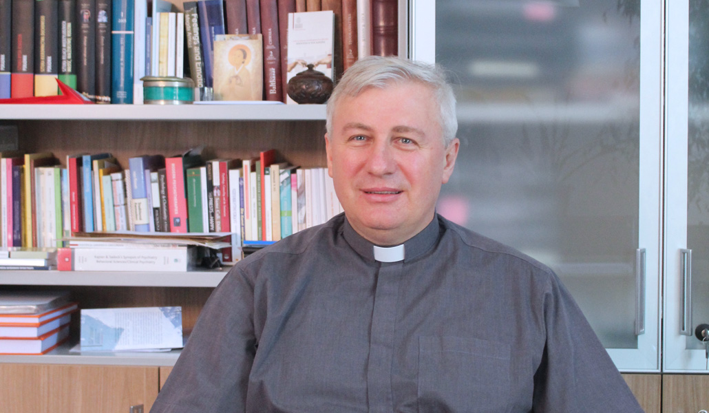 El padre Morgalla en su estudio del Instituto de Psicología de la Gregoriana