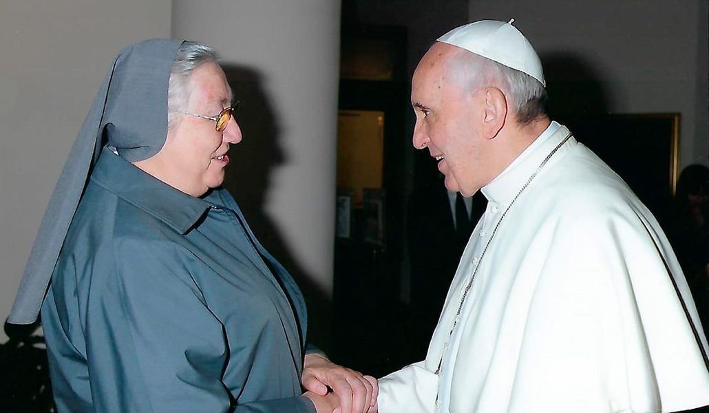 La ex superiora general de las Hijas de María Auxiliadora, Yvonne Reungoat, durante un encuentro con el Papa Francisco