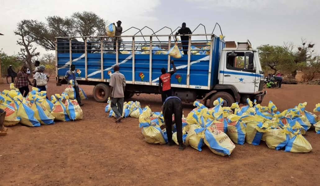 Reparto de alimentos a personas desplazadas por la violencia en Burkina Faso