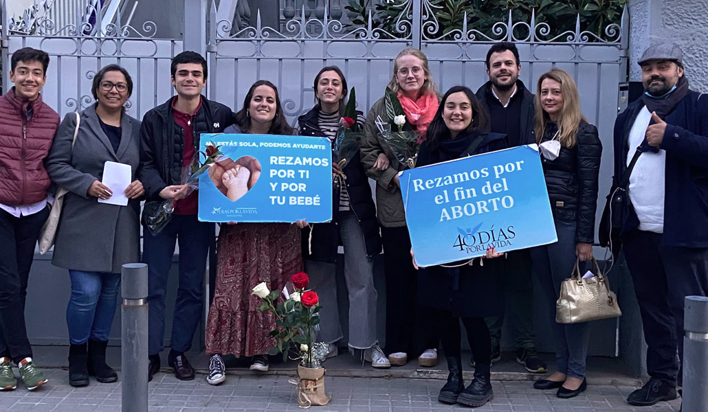 Al acabar la campaña de Cuaresma, los voluntarios de Barcelona llevaron flores