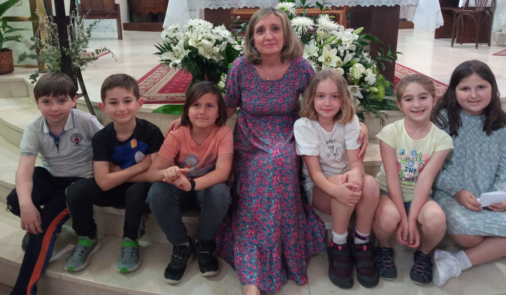 María (primera por la derecha) con su catequista, Isabel, y sus compañeros