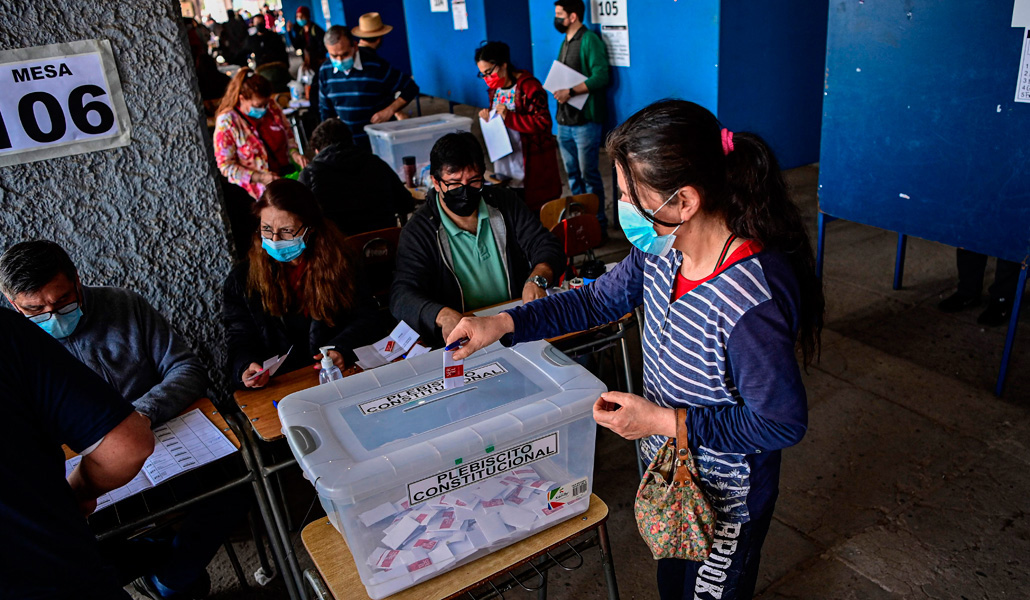 Una mujer emite su voto durante el referéndum constitucional
