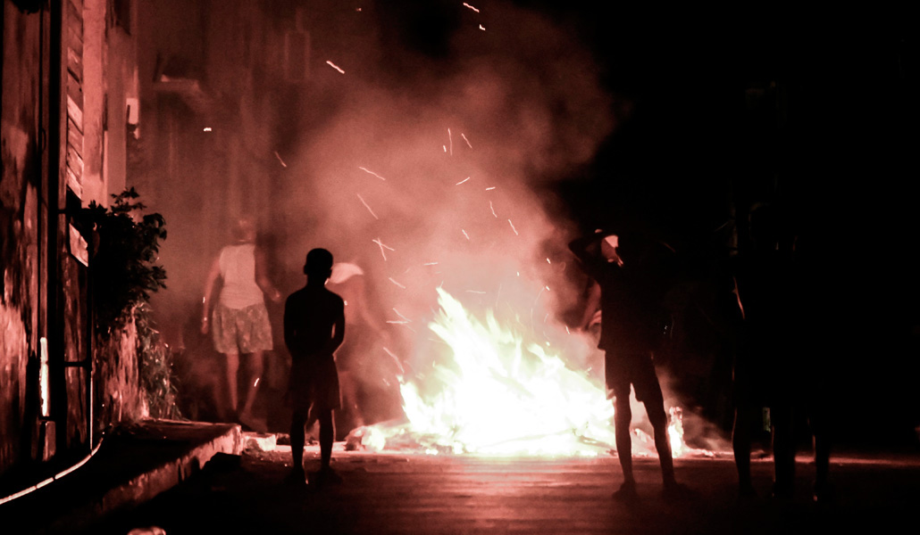 Hoguera en la calle en La Habana, la noche del 29 de septiembre