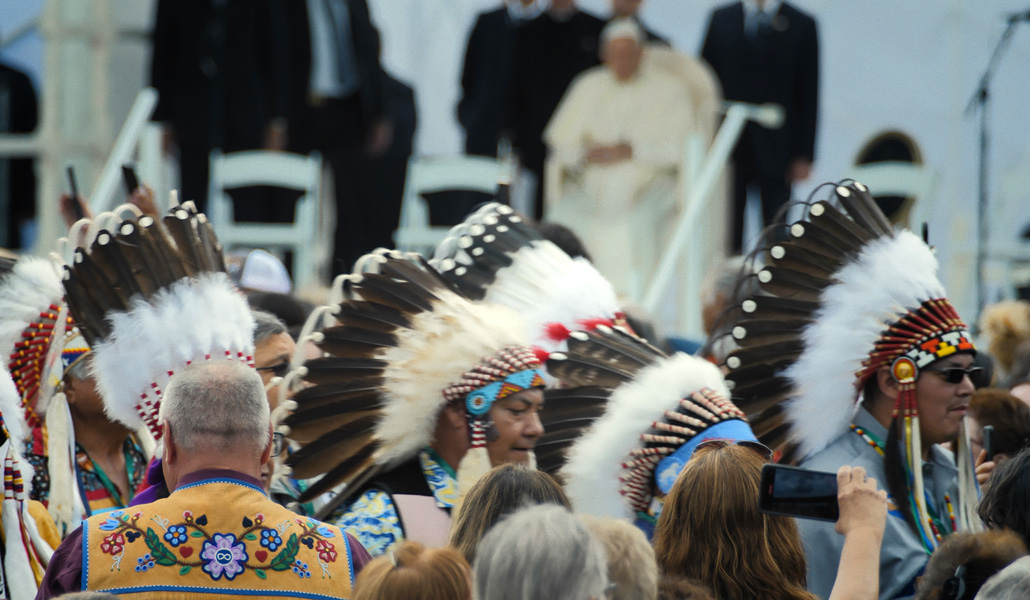 Fotograma de 'In viaggio', en el que Rosi muestra al Papa en Canadá el pasado julio