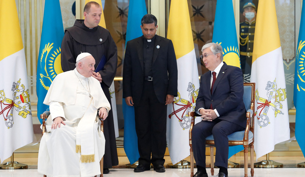 El presidente, Kasim-Yomart Tokaev, da la bienvenida al Papa en el palacio presidencial