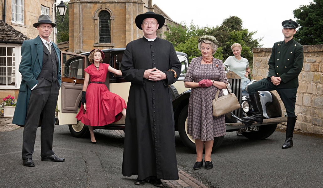 El padre Brown junto al resto de actores de la serie