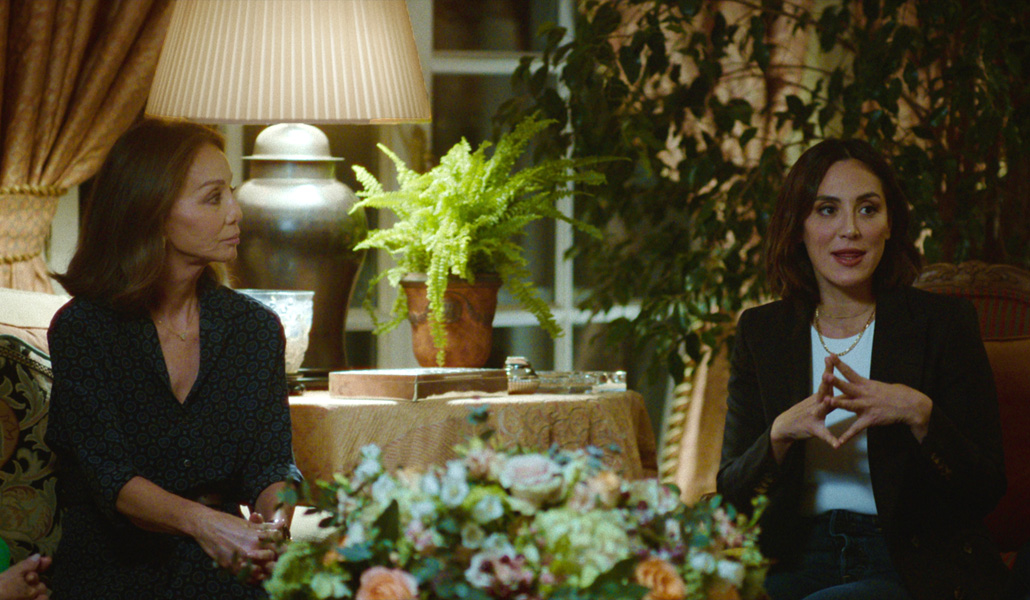 Tamara junto su madre, Isabel Preysler, en el primer capítulo de la serie
