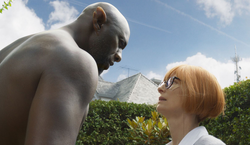 Alithea Binnie (Tilda Swinton) junto al genio de la lámpara maravillosa, interpretado por Idris Elba